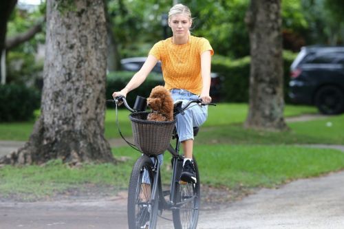 Devon Windsor Out Riding a Bike with Her Dog in Miami 2020/06/06 4