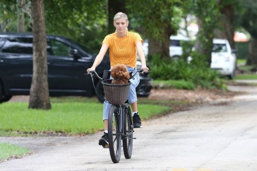 Devon Windsor Out Riding a Bike with Her Dog in Miami 2020/06/06 5