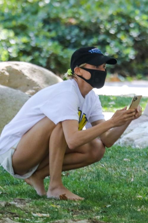 Diane Kruger at a Park in Beverly Hills 2020/06/14 4