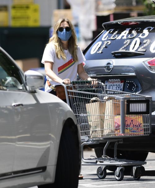 Elizabeth Olsen Shopping at Whole Foods in Los Angeles 2020/06/13