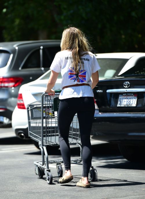 Elizabeth Olsen Shopping at Whole Foods in Los Angeles 2020/06/13 7