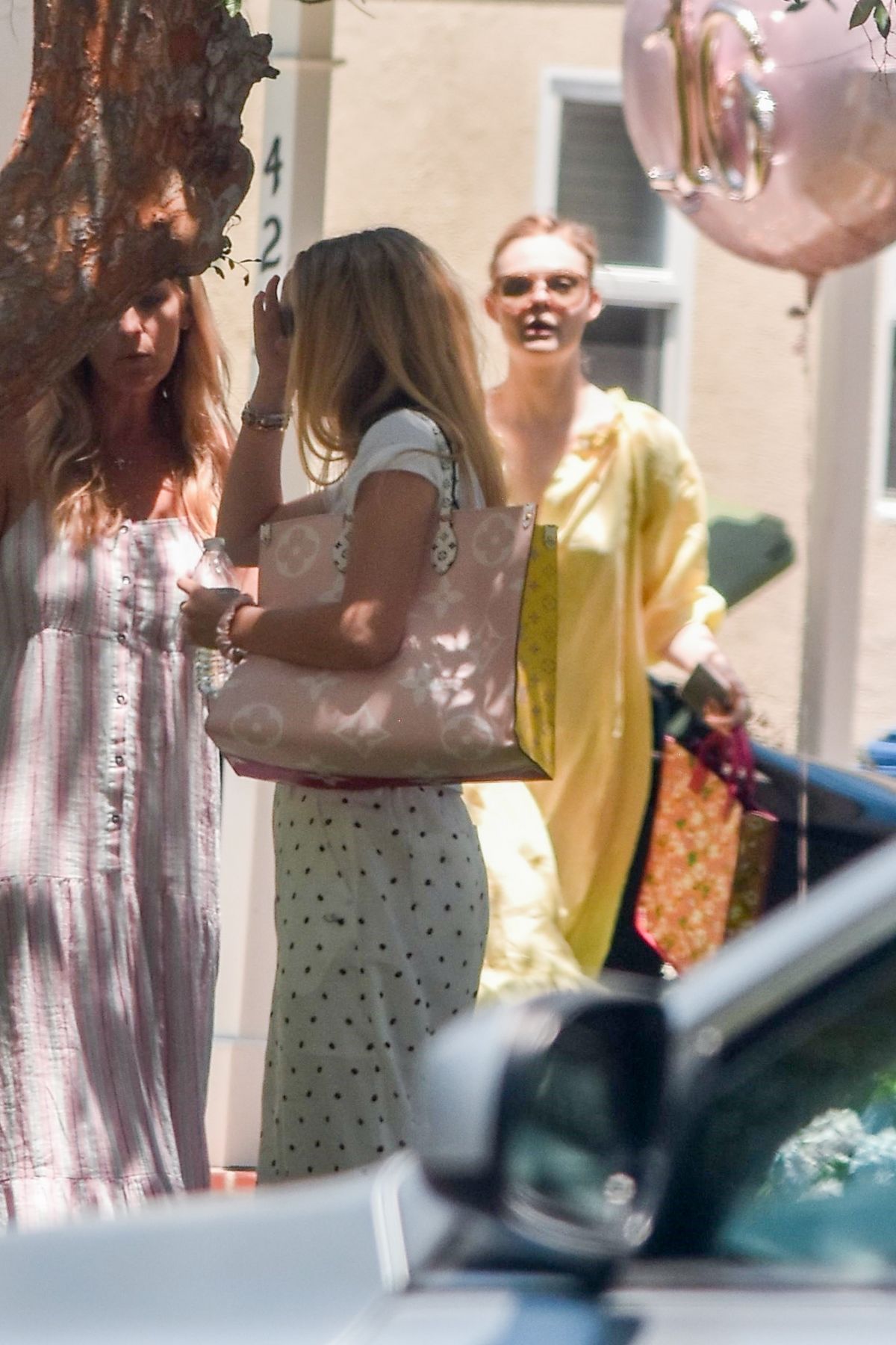 Elle and Dakota Fanning at a Birthday Party in Studio City 2020/06/15