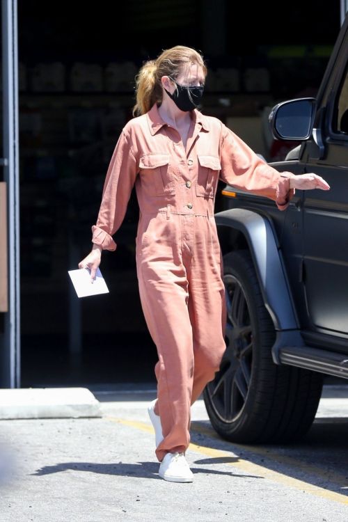 Ellen Pompeo Out and About in Los Feliz 2020/06/07 1