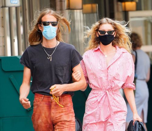 Elsa Hosk and Tom Daly Wearing Masks Out in New York 2020/06/10 10