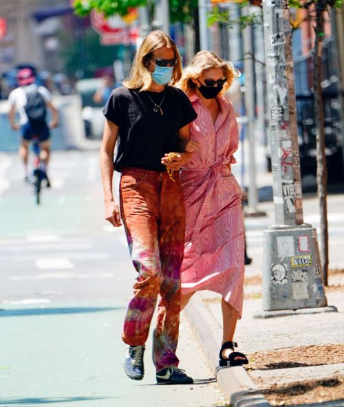Elsa Hosk and Tom Daly Wearing Masks Out in New York 2020/06/10 2