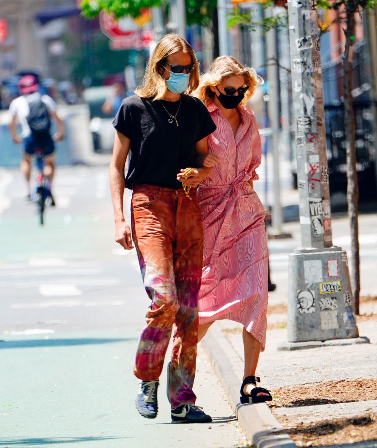 Elsa Hosk and Tom Daly Wearing Masks Out in New York 2020/06/10