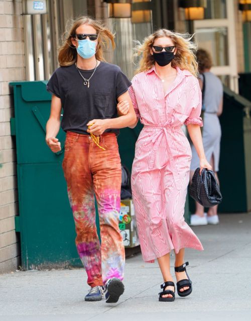 Elsa Hosk and Tom Daly Wearing Masks Out in New York 2020/06/10 3