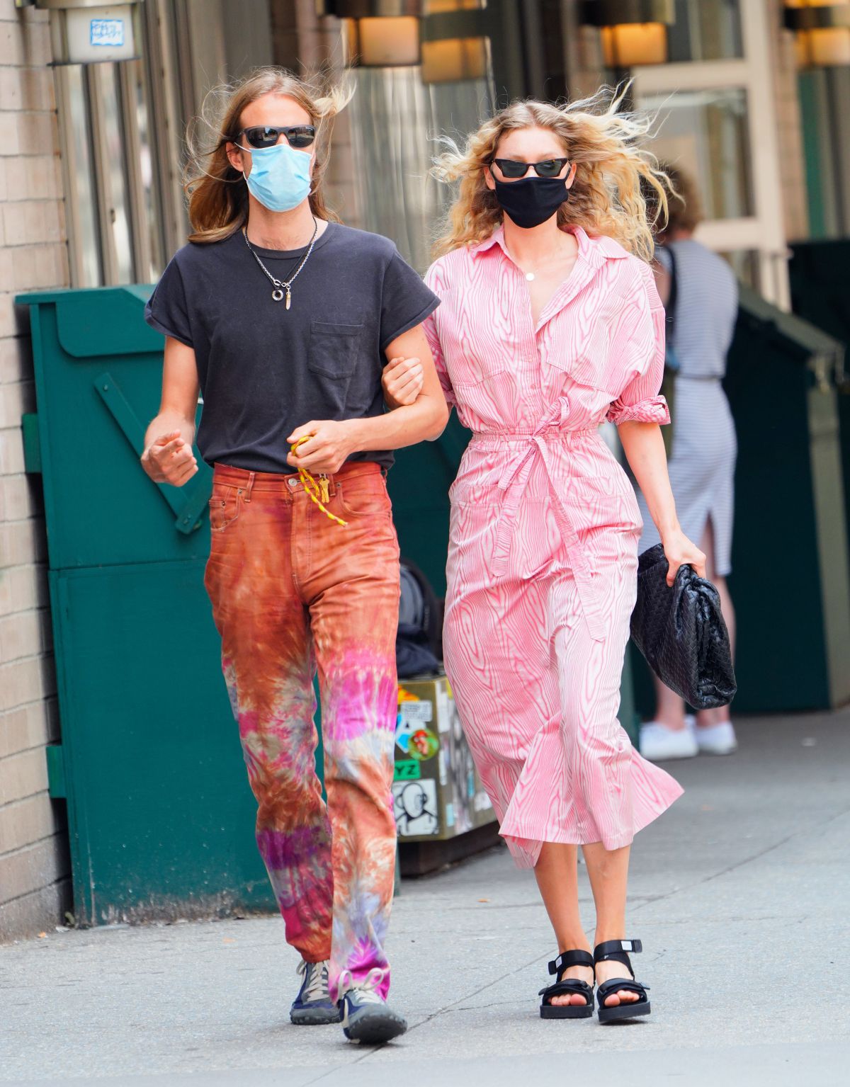 Elsa Hosk and Tom Daly Wearing Masks Out in New York 2020/06/10 4