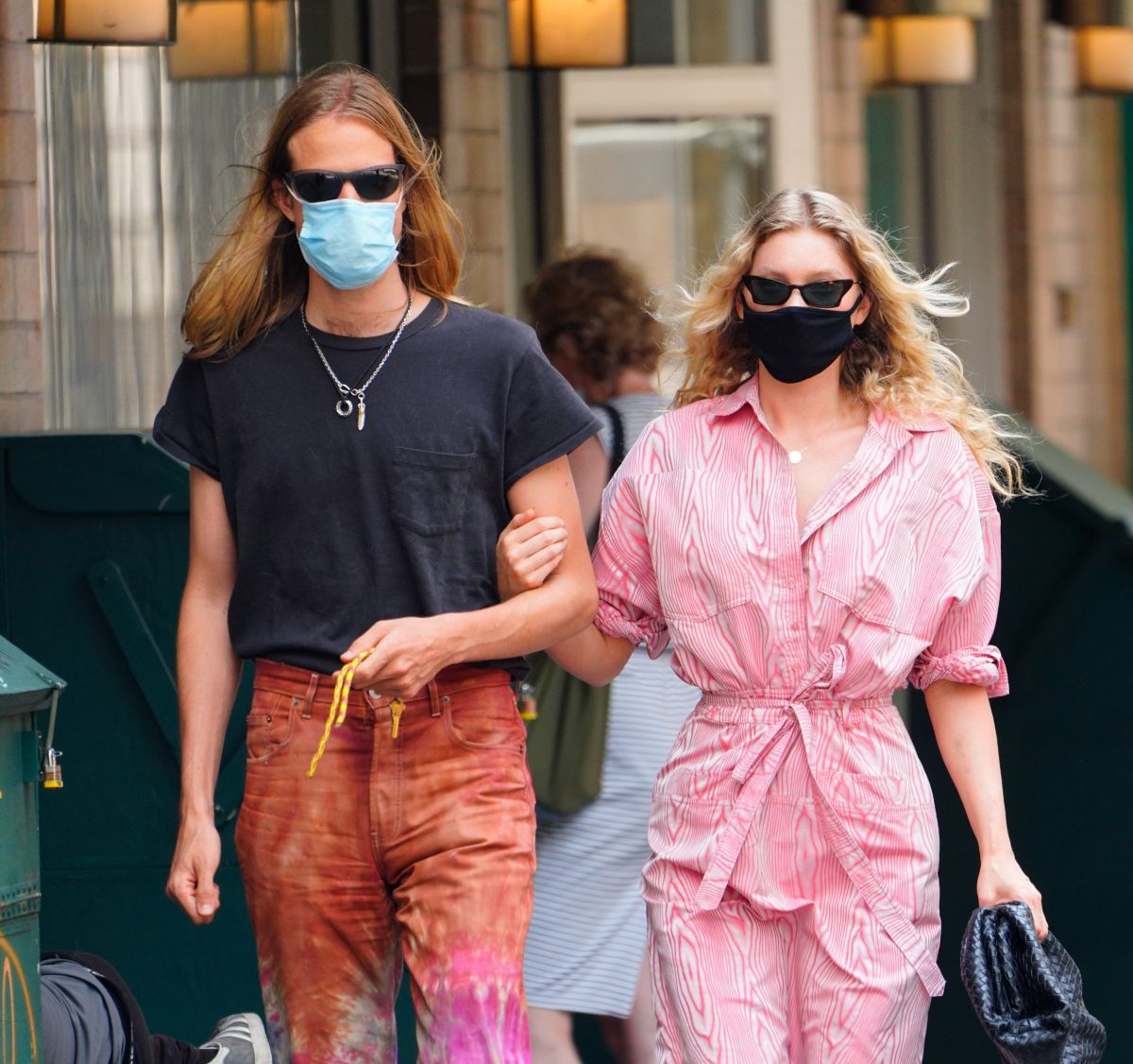 Elsa Hosk and Tom Daly Wearing Masks Out in New York 2020/06/10 5