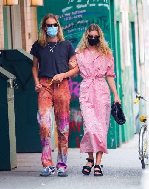 Elsa Hosk and Tom Daly Wearing Masks Out in New York 2020/06/10 6