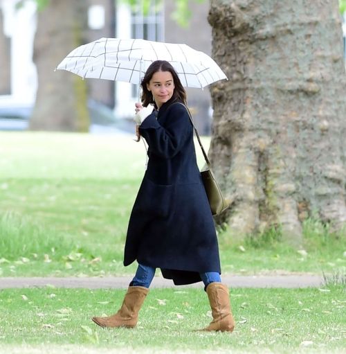 Emilia Clarke Out with Her Dog in London 2020/06/06 5
