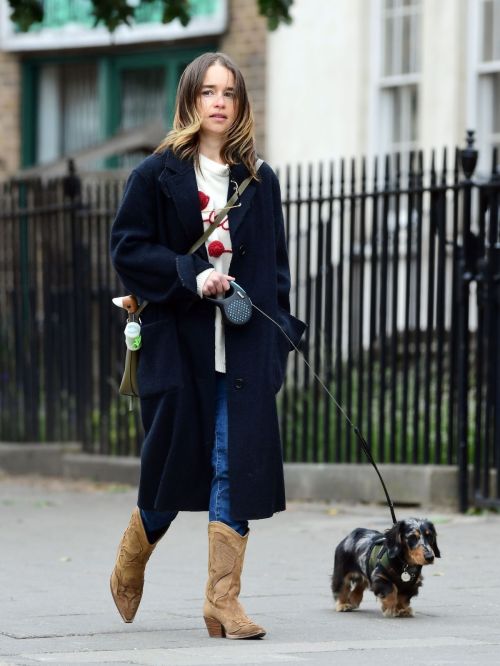 Emilia Clarke Out with Her Dog in London 2020/06/06