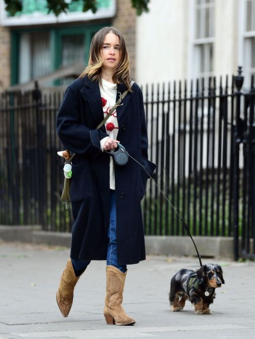 Emilia Clarke Out with Her Dog in London 2020/06/06 6