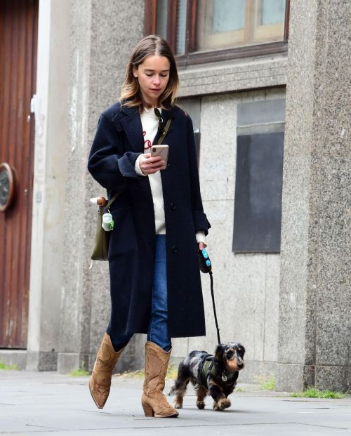Emilia Clarke Out with Her Dog in London 2020/06/06 5