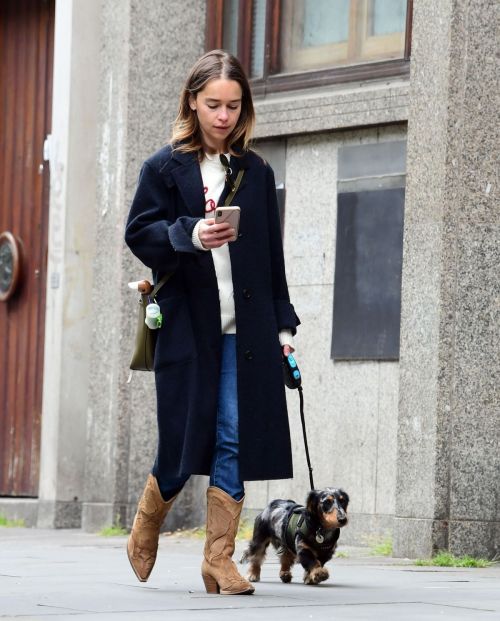 Emilia Clarke Out with Her Dog in London 2020/06/06 9