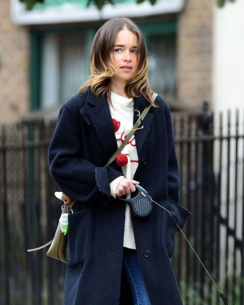 Emilia Clarke Out with Her Dog in London 2020/06/06 6