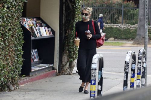 Emma Roberts Out for Coffee in Los Angeles 2020/06/05 8