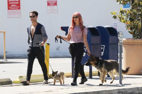 Emma Slater Out with Her Dogs in Los Angeles 2020/06/14 3