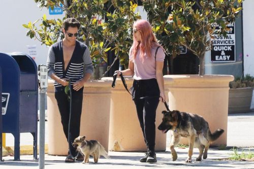 Emma Slater Out with Her Dogs in Los Angeles 2020/06/14 4