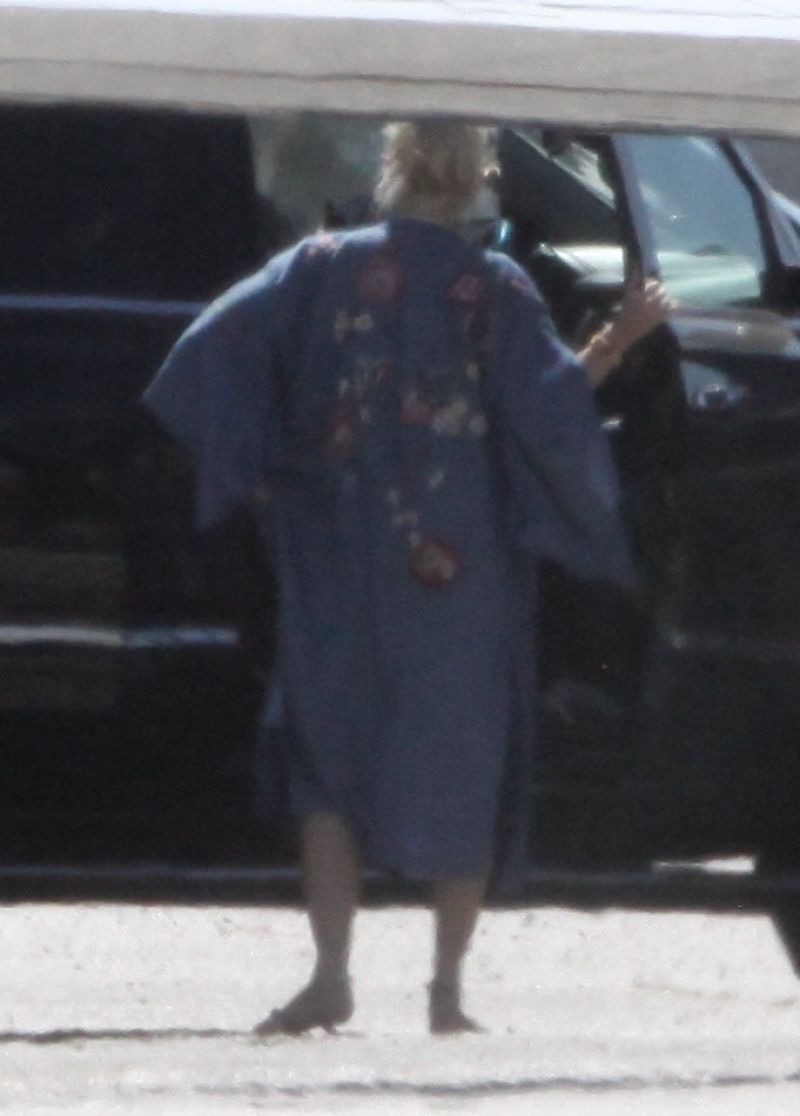 Gwen Stefani Leaves a Private Jet at Airport in Burbank 2020/06/09