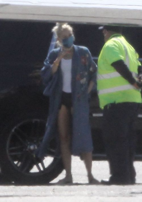 Gwen Stefani Leaves a Private Jet at Airport in Burbank 2020/06/09 1