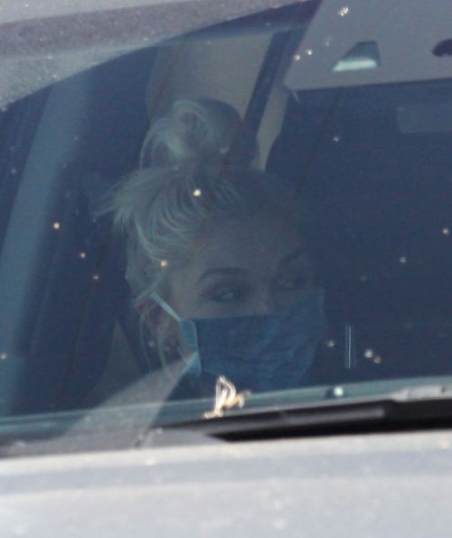 Gwen Stefani Leaves a Private Jet at Airport in Burbank 2020/06/09 3