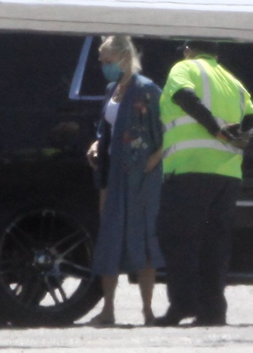Gwen Stefani Leaves a Private Jet at Airport in Burbank 2020/06/09 5