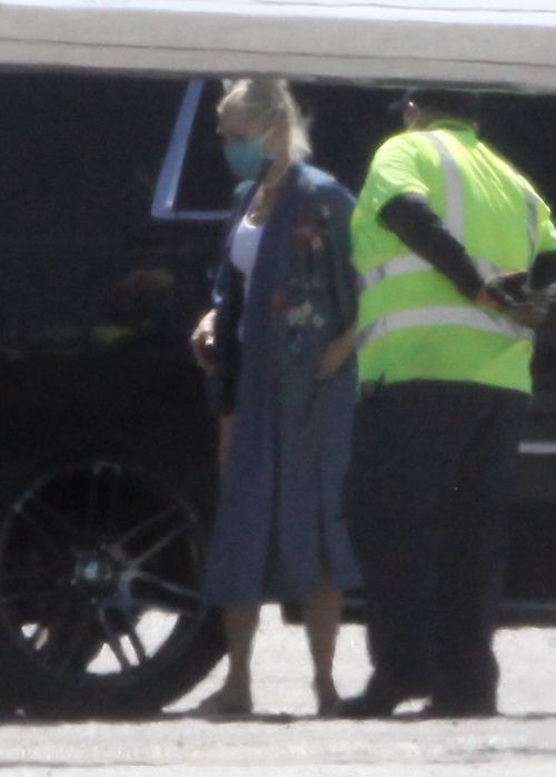 Gwen Stefani Leaves a Private Jet at Airport in Burbank 2020/06/09 6