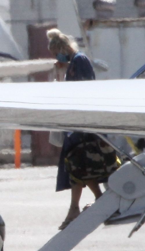 Gwen Stefani Leaves a Private Jet at Airport in Burbank 2020/06/09 8