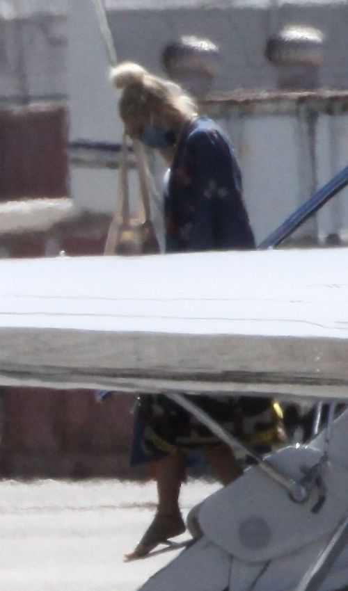 Gwen Stefani Leaves a Private Jet at Airport in Burbank 2020/06/09 9