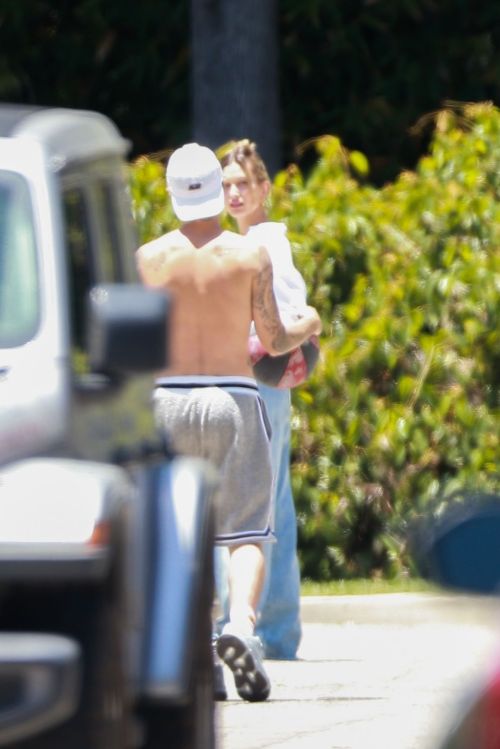 Hailey and Justin Bieber Playing Basketball in Beverly Hills 2020/06/14 1