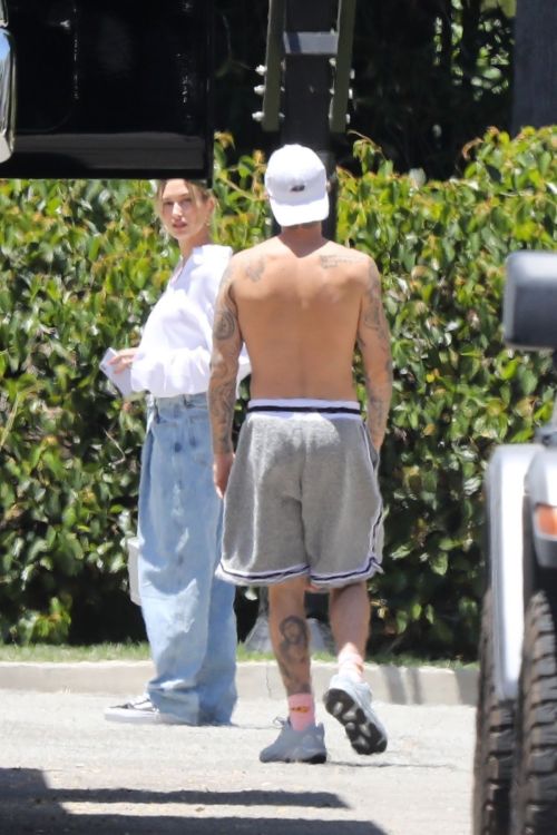 Hailey and Justin Bieber Playing Basketball in Beverly Hills 2020/06/14 9