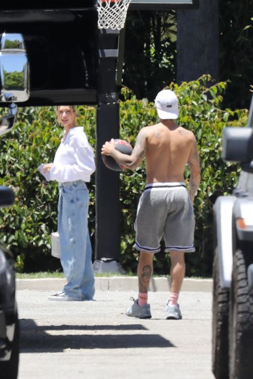 Hailey and Justin Bieber Playing Basketball in Beverly Hills 2020/06/14 2