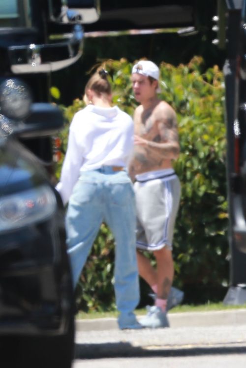 Hailey and Justin Bieber Playing Basketball in Beverly Hills 2020/06/14