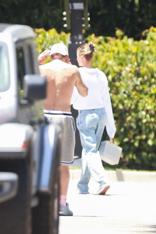 Hailey and Justin Bieber Playing Basketball in Beverly Hills 2020/06/14 4