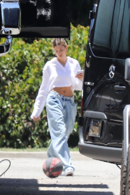 Hailey and Justin Bieber Playing Basketball in Beverly Hills 2020/06/14 5