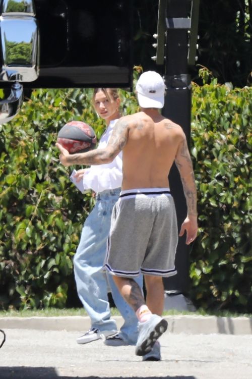 Hailey and Justin Bieber Playing Basketball in Beverly Hills 2020/06/14 6