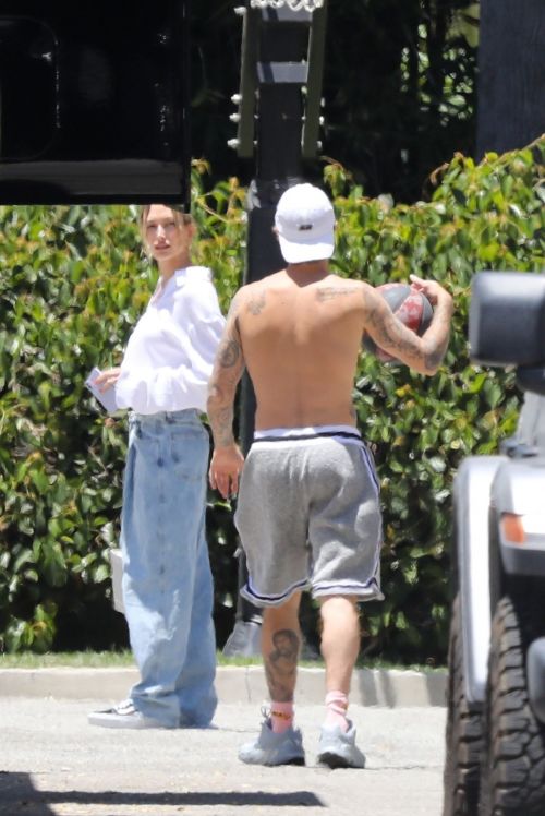 Hailey and Justin Bieber Playing Basketball in Beverly Hills 2020/06/14 7