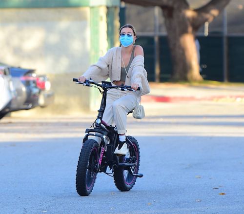 Hailey Bieber and Justin Bieber Out Riding Electric Bikes in Los Angeles 2020/06/14 9