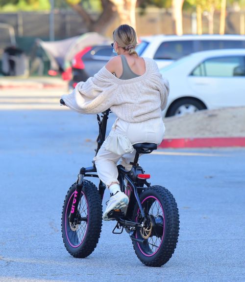 Hailey Bieber and Justin Bieber Out Riding Electric Bikes in Los Angeles 2020/06/14 2