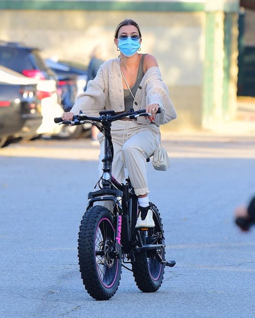 Hailey Bieber and Justin Bieber Out Riding Electric Bikes in Los Angeles 2020/06/14 4