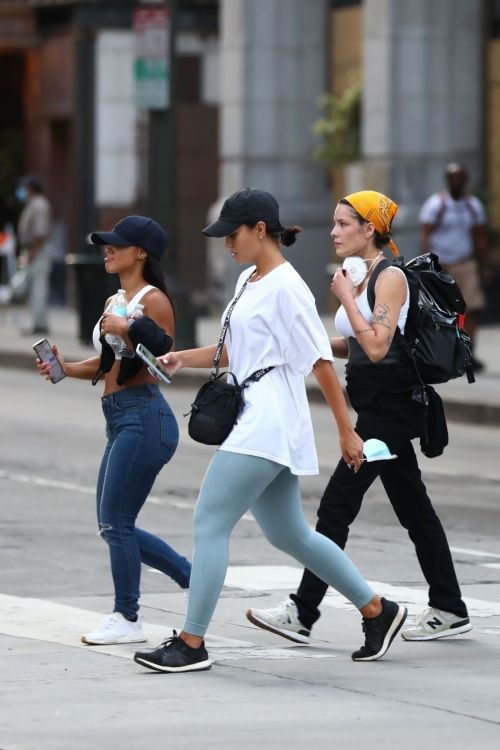 Halsey Out to Protest with Friends in Los Angeles 2020/06/04