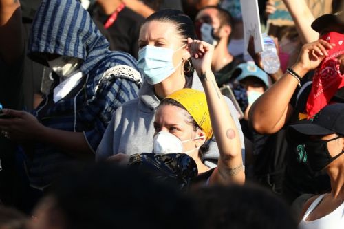 Halsey Out to Protest with Friends in Los Angeles 2020/06/04 3