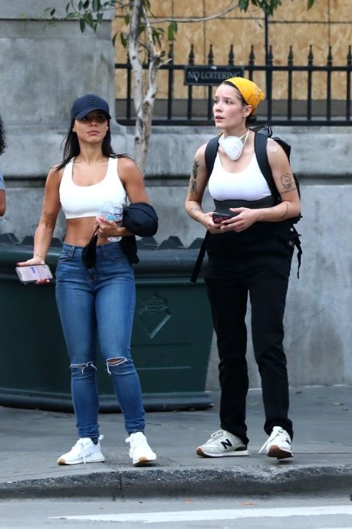 Halsey Out to Protest with Friends in Los Angeles 2020/06/04 5