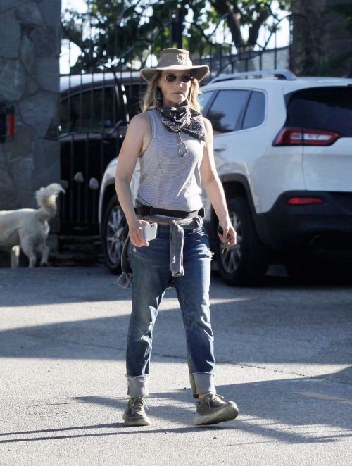 Helen Hunt Out and About in Brentwood 2020/06/12 1