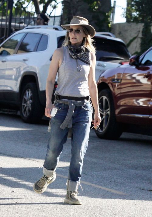 Helen Hunt Out and About in Brentwood 2020/06/12 3