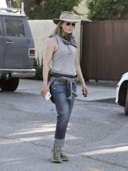 Helen Hunt Out and About in Brentwood 2020/06/12 5