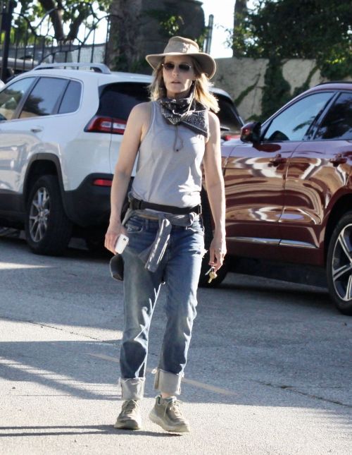 Helen Hunt Out and About in Brentwood 2020/06/12 5