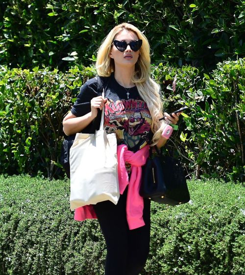 Holly Madison Out in West Hollywood 2020/06/15 1