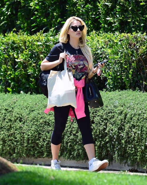 Holly Madison Out in West Hollywood 2020/06/15 4